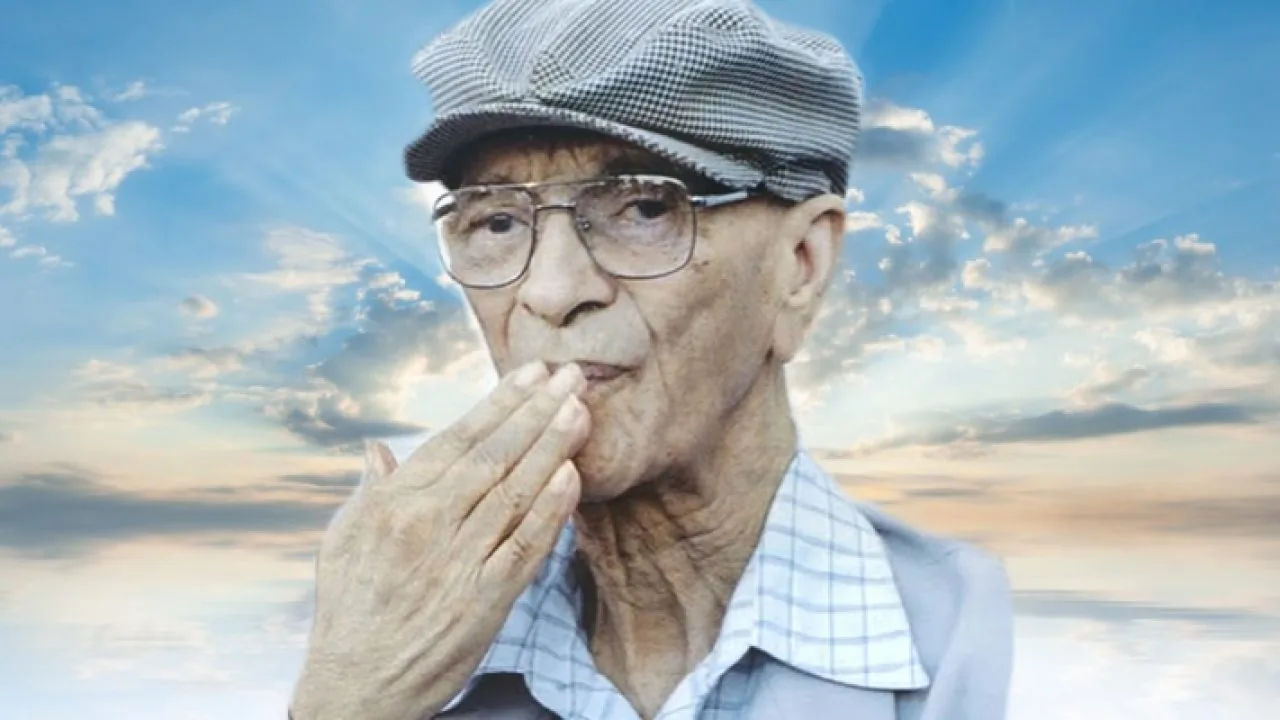 Idoso enviando um beijo ao céu — a mensagem que consola