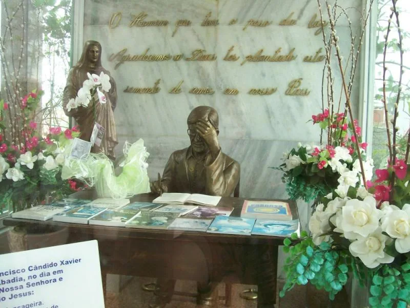 Memorial com flores e estátua em homenagem espiritual — memória, luz e esperança